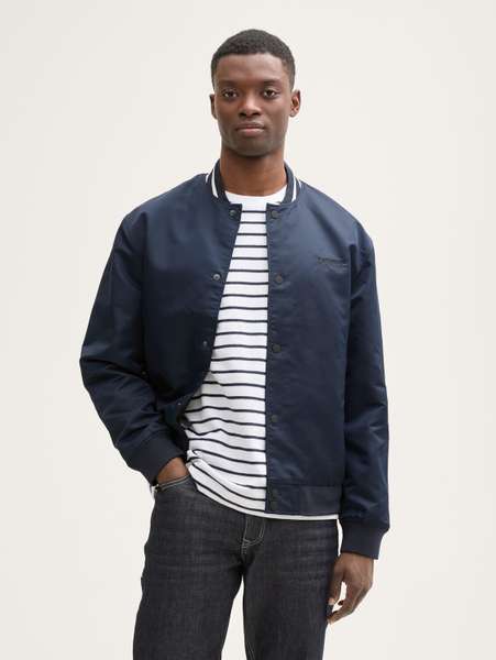Бомбер в стиле College Preppy