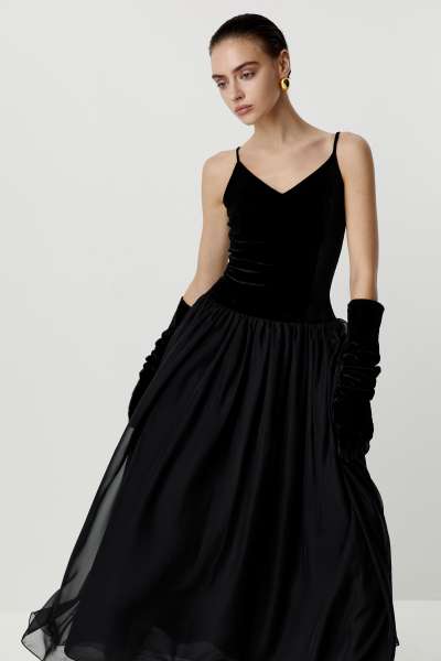 Платье на бретелях из бархата (черный)