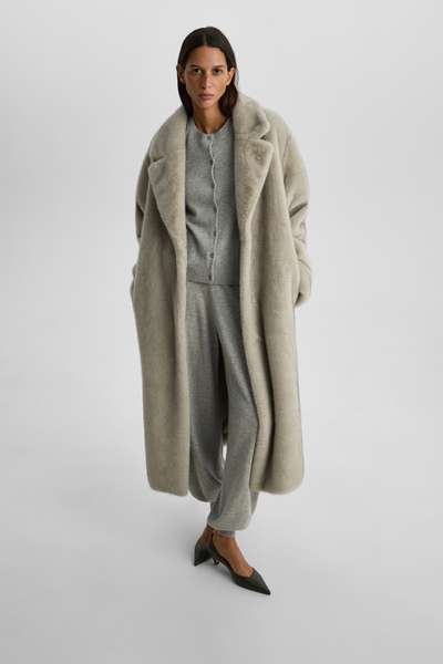 Шуба из экомеха длины макси серого цвета