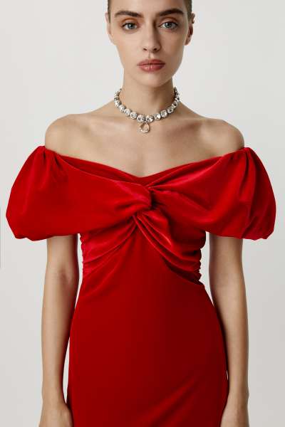 Платье мини из бархата с открытыми плечами (красный)
