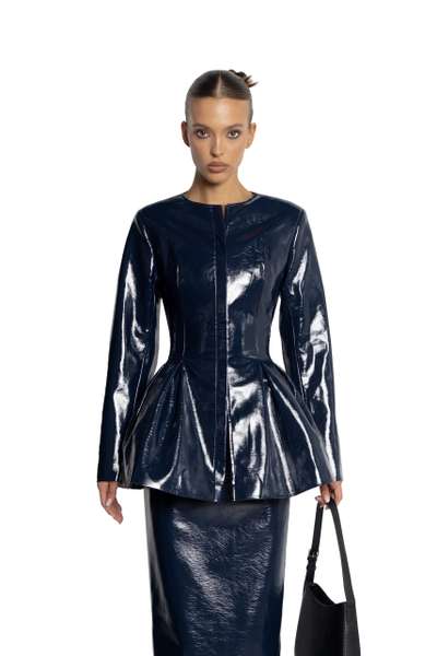 Приталенный жакет из лакированной экокожи