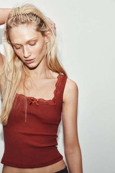 Майка-топ облегающая с кружевной вставкой