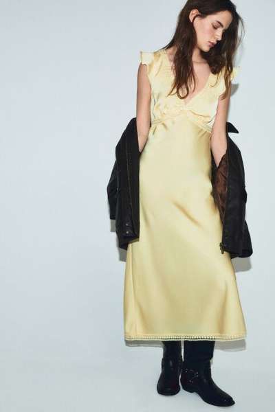 Платье миди с атласной фактурой и коротким рукавом