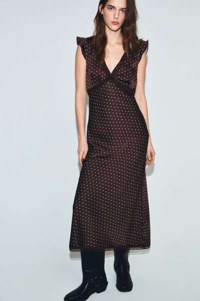 Платье миди с атласной фактурой и коротким рукавом