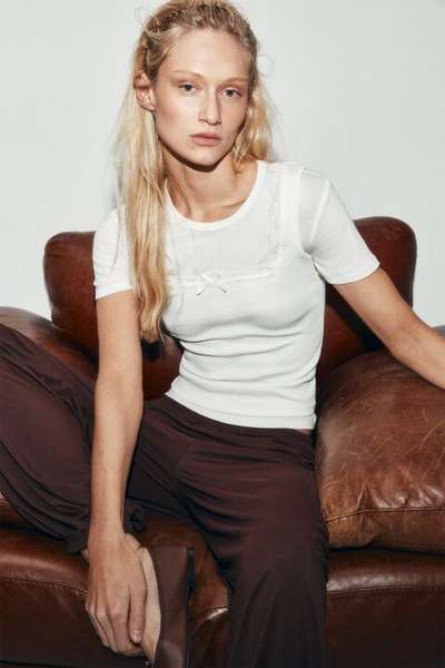 Майка-топ облегающая с кружевной вставкой