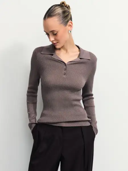 Джемпер из вискозы с отложным воротником