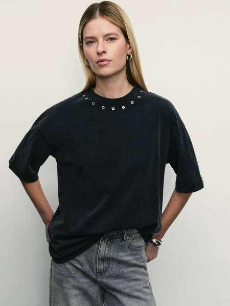 Футболка с декоративными люверсами